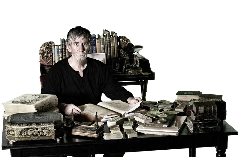 Philippe Camoin, maestro cartaio, al suo tavolo di lavoro